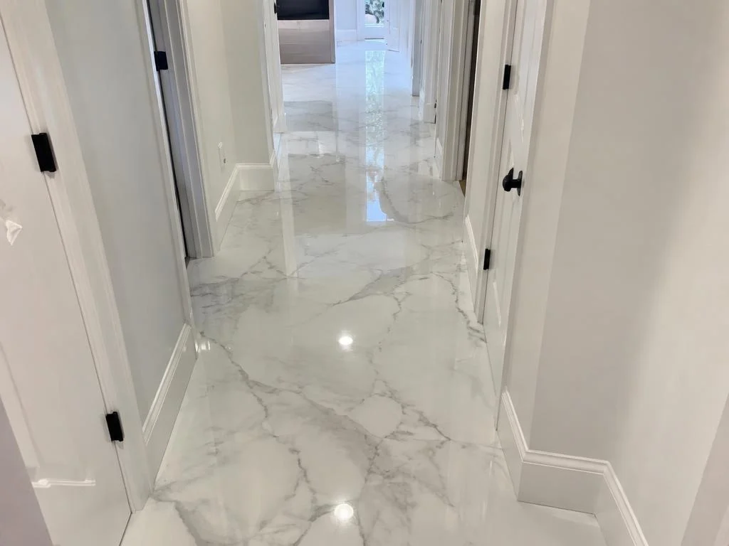 Corredor com piso epóxi branco efeito mármore