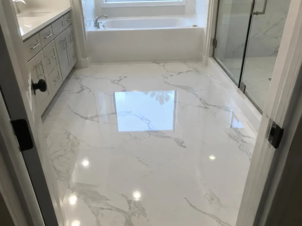 Banheiro com piso epóxi branco efeito mármore